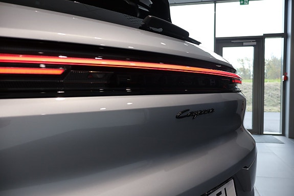 Porsche Cayenne 8 of 15