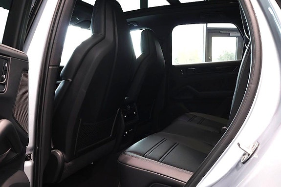 Porsche Cayenne 10 of 15