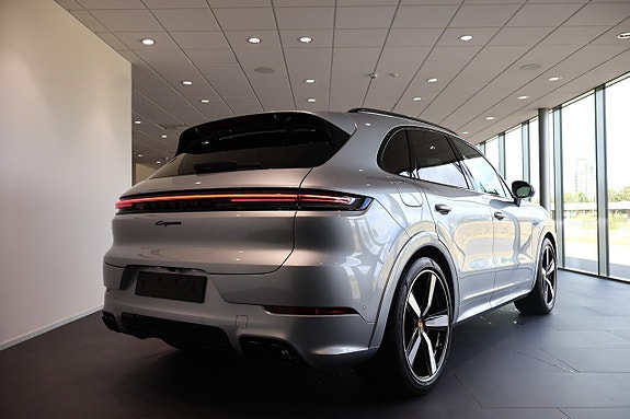 Porsche Cayenne 6 of 15