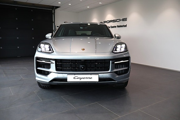 Porsche Cayenne 3 of 15