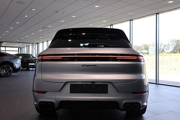 Porsche Cayenne 7 of 15
