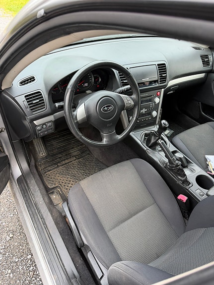 Subaru Legacy 2 of 5