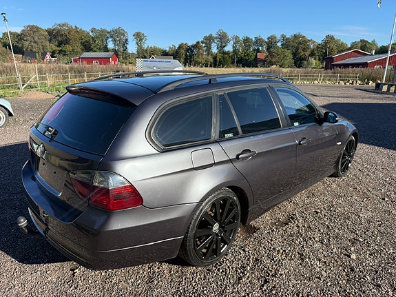 BMW 320i 4 of 8
