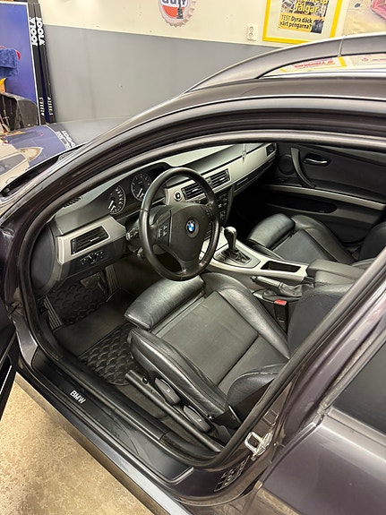 BMW 320i 5 of 8