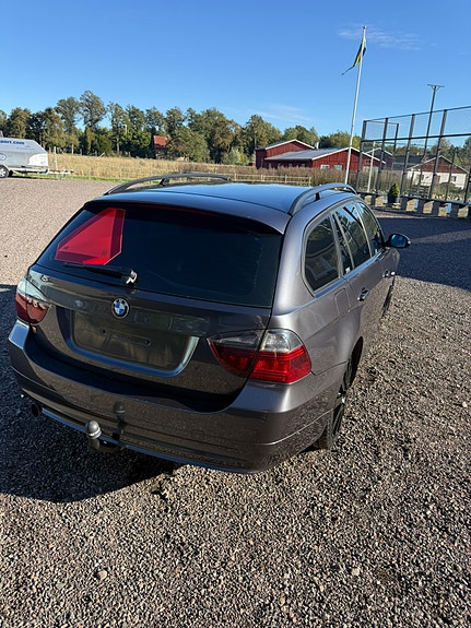 BMW 320i 3 of 8