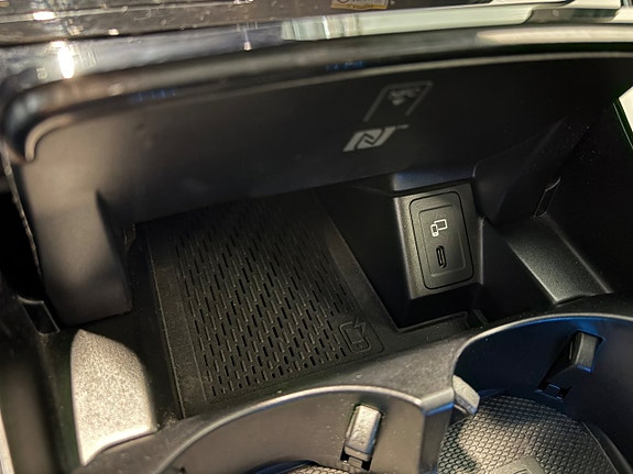 Mercedes-Benz EQC400 23 of 27