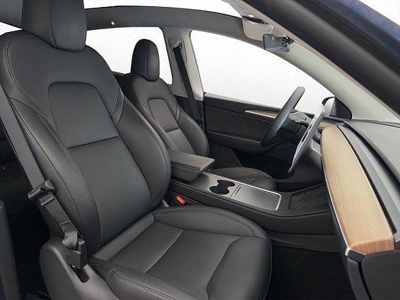 Tesla Model Y 15 of 30
