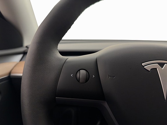 Tesla Model Y 19 of 30