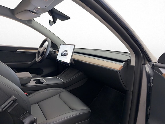 Tesla Model Y 16 of 30