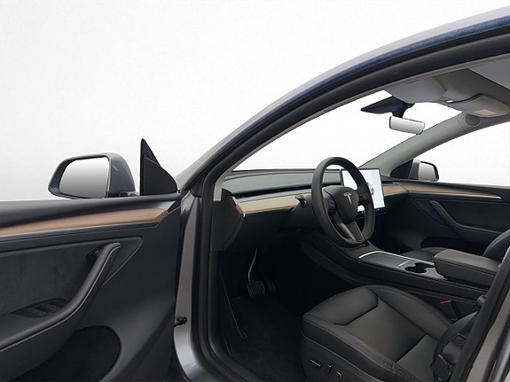 Tesla Model Y 11 of 30