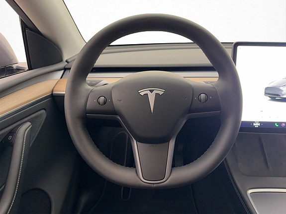Tesla Model Y 14 of 30