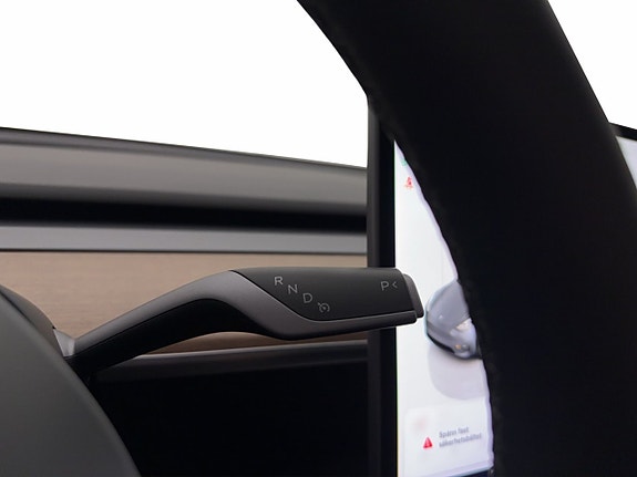 Tesla Model Y 21 of 30