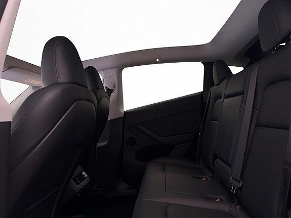 Tesla Model Y 17 of 30