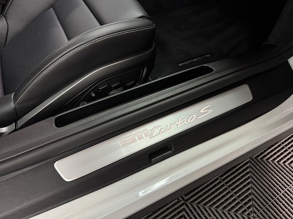 Porsche 911 Turbo S 11 of 21