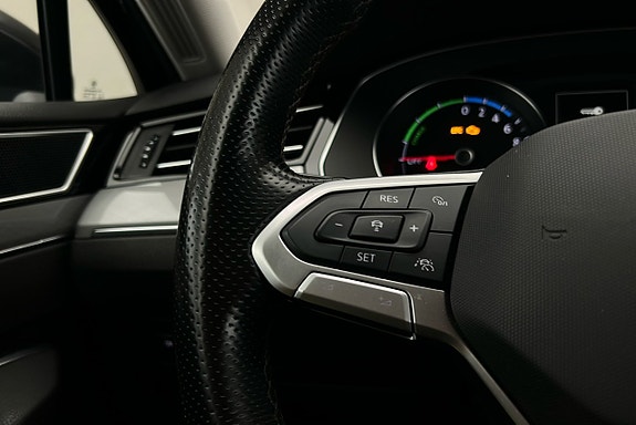 Volkswagen Passat 25 of 28