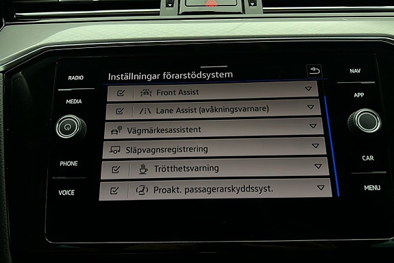 Volkswagen Passat 24 of 28