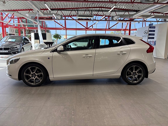 Volvo V40 2 of 12