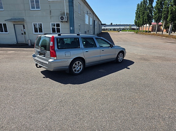 Volvo V70 2 of 8