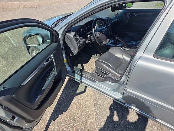 Volvo V70 3 of 8