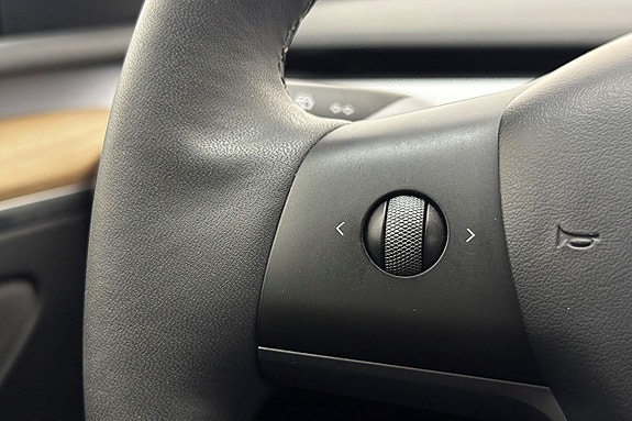 Tesla Model Y 21 of 30