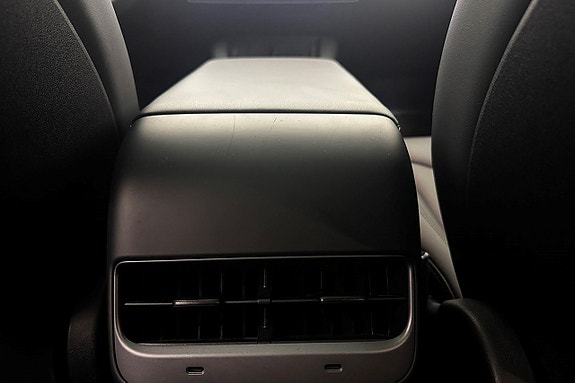 Tesla Model Y 17 of 30