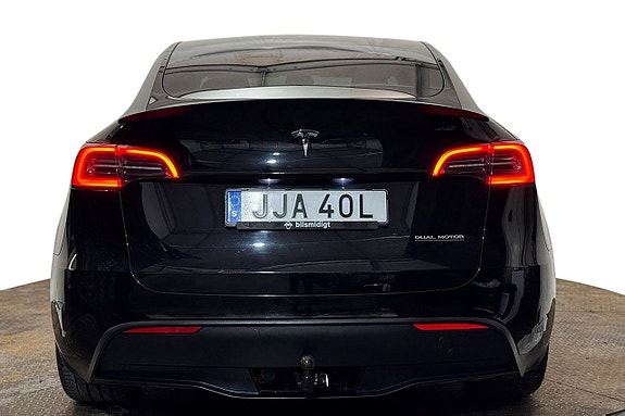 Tesla Model Y 7 of 30