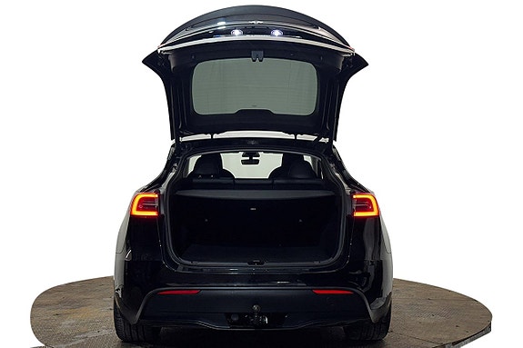 Tesla Model Y 8 of 30