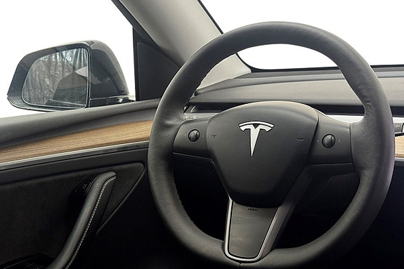 Tesla Model Y 19 of 30