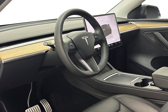 Tesla Model Y 14 of 30