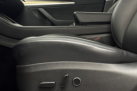 Tesla Model Y 15 of 30