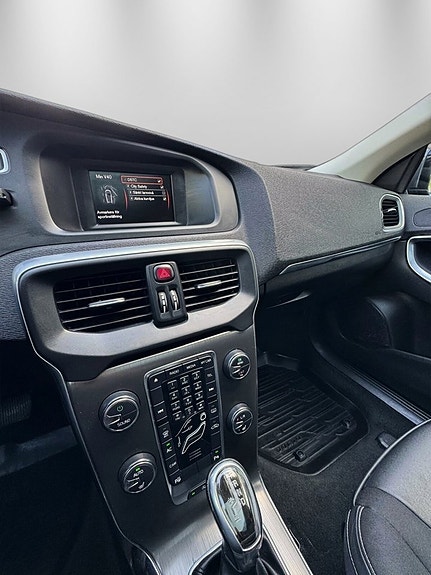Volvo V40 16 of 24