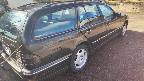 Mercedes-Benz 320 E 3 of 6