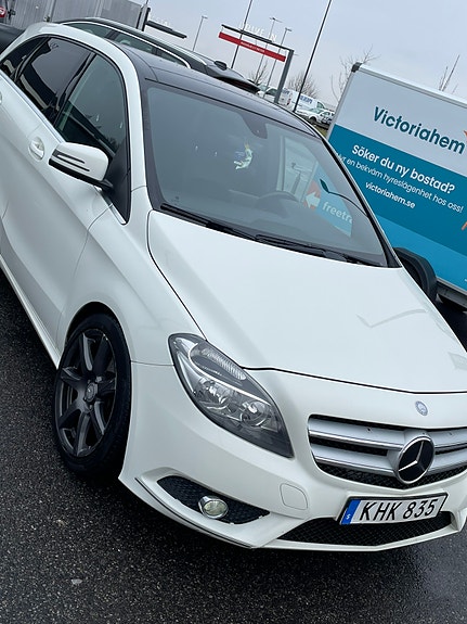 Mercedes-Benz B180 2 of 9