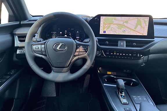 Lexus UX300h 9 of 26