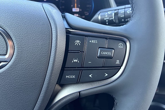 Lexus UX300h 24 of 26