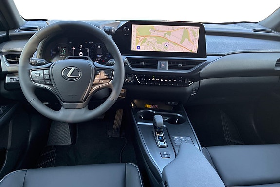 Lexus UX300h 8 of 26