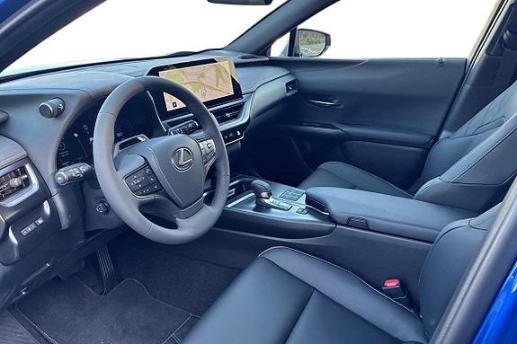Lexus UX300h 12 of 26