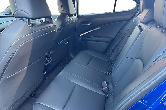 Lexus UX300h 11 of 26