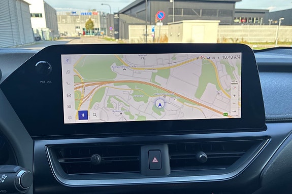 Lexus UX300h 13 of 26