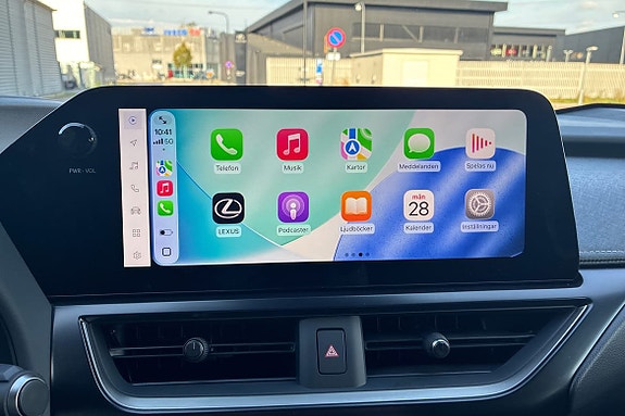 Lexus UX300h 23 of 26