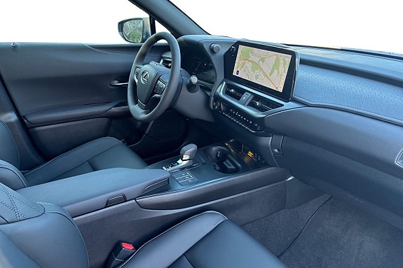 Lexus UX300h 6 of 26