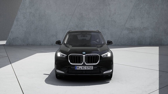 BMW iX1 2 of 11