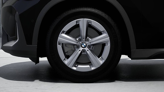 BMW iX1 4 of 11