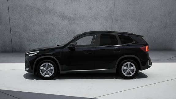 BMW iX1 3 of 11