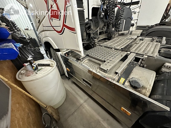 Volvo FH 6x2 pusher 13 of 27