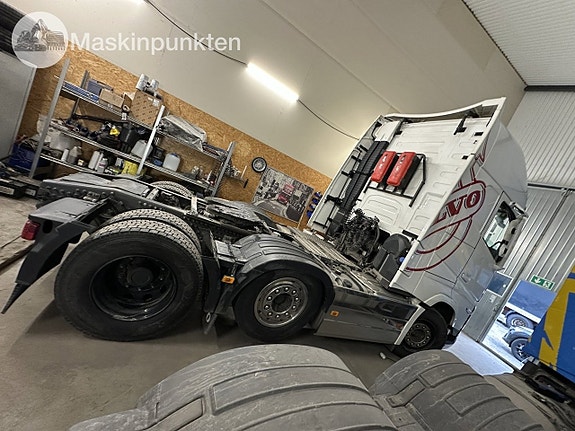 Volvo FH 6x2 pusher 7 of 27
