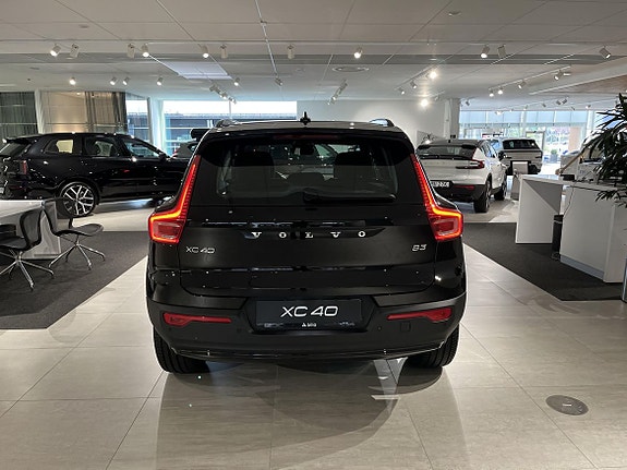 Volvo XC40 2 of 18