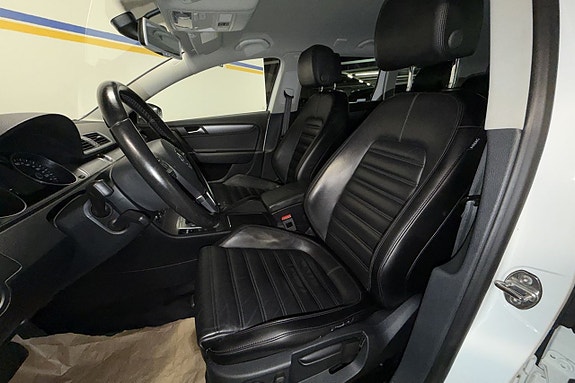 Volkswagen Passat 14 of 30
