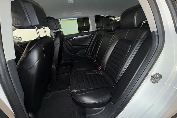 Volkswagen Passat 13 of 30