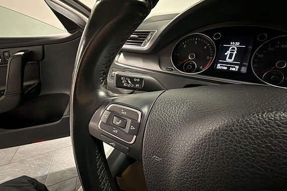 Volkswagen Passat 16 of 30
